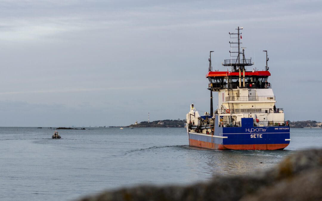 La nouvelle drague « Hydromer » prend le départ de Concarneau pour rejoindre le port de Sète-Frontignan